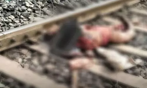 ट्रेन से कटकर महिला की मौत, 4 घंटे तक पटरी में पड़ी रही लाश ट्रेन से कटकर महिला की मौत, 4 घंटे तक पटरी में पड़ी रही लाश