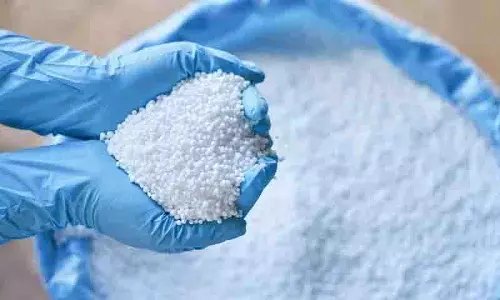 Asifabad में रात में घर-घर यूरिया पहुंचाते हुए व्यापारी पकड़ा गया
