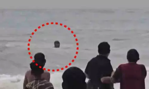 Puri: समुद्र में डूब रहे पर्यटक को लाइफगार्ड ने बचाया Puri: समुद्र में डूब रहे पर्यटक को लाइफगार्ड ने बचाया