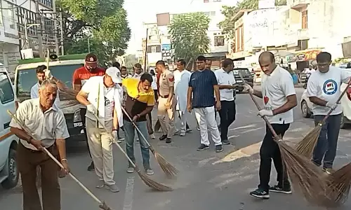 Rewari: सफाई में जुटे विधायक और टीम, रेवाड़ी में अभियान Rewari: सफाई में जुटे विधायक और टीम, रेवाड़ी में अभियान