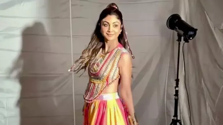 Navratri: शिल्पा शेट्टी खूबसूरत बहुरंगी लहंगे के साथ गरबा के लिए तैयार Navratri: शिल्पा शेट्टी खूबसूरत बहुरंगी लहंगे के साथ गरबा के लिए तैयार