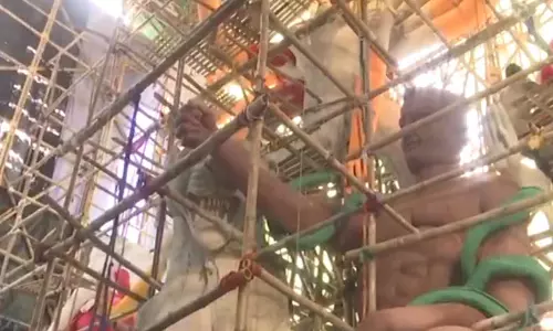 पश्चिम बंगाल: स्वस्तिक युवक संघ ने Siliguri में 51 फुट ऊंची दुर्गा प्रतिमा का किया निर्माण