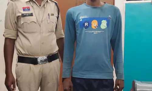 रायपुर रोड सारागांव में चाकू लहराया, बदमाश गिरफ्तार रायपुर रोड सारागांव में चाकू लहराया, बदमाश गिरफ्तार