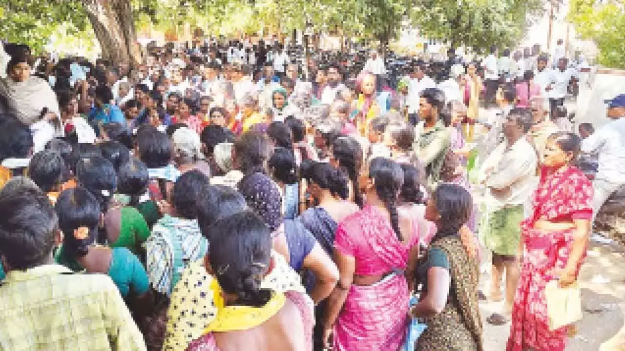 Telangana: एक ही दिन में तीन विरोध प्रदर्शनों के बाद किसानों को दो बैग यूरिया मिला Telangana: एक ही दिन में तीन विरोध प्रदर्शनों के बाद किसानों को दो बैग यूरिया मिला