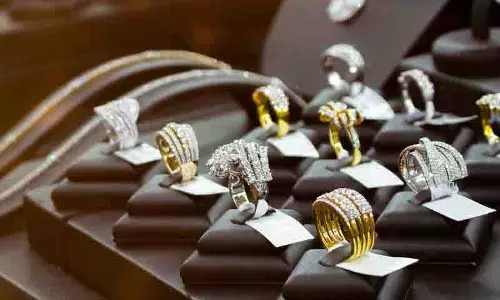 ग्राहक बनकर आए व्यक्ति ने showroom से दो हीरे की अंगूठियां चुरा लीं ग्राहक बनकर आए व्यक्ति ने showroom से दो हीरे की अंगूठियां चुरा लीं