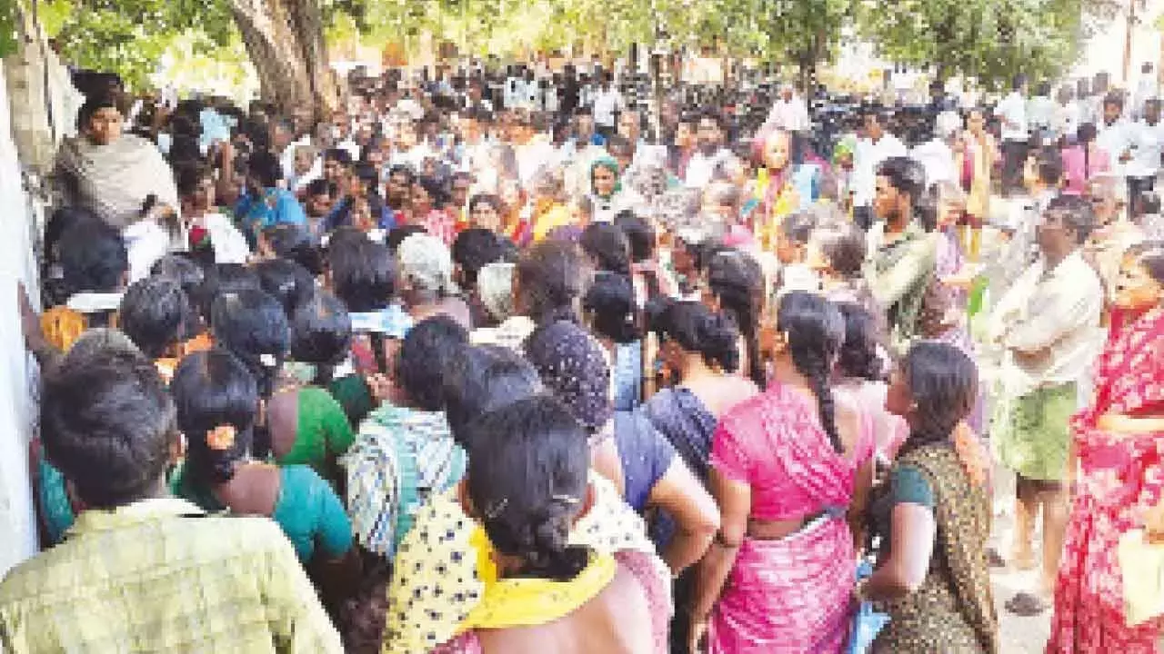 Telangana: एक ही दिन में तीन विरोध प्रदर्शनों के बाद किसानों को दो बैग यूरिया मिला Telangana: एक ही दिन में तीन विरोध प्रदर्शनों के बाद किसानों को दो बैग यूरिया मिला
