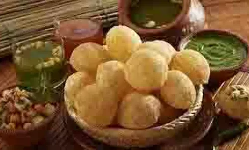 पानीपुरी से पुचका तक: गोलगप्पे की भाषा और स्वाद का सफर पानीपुरी से पुचका तक: गोलगप्पे की भाषा और स्वाद का सफर