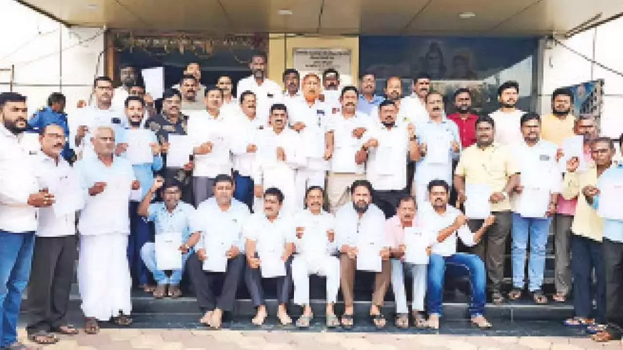 Telangana: वेमुलावाड़ा में बीसी एसोसिएशन ने कलेक्टर पर गुस्सा निकाला Telangana: वेमुलावाड़ा में बीसी एसोसिएशन ने कलेक्टर पर गुस्सा निकाला