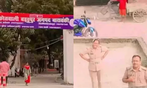 UP : पुलिस स्टेशन के बाहर लड़की ने खुद को नुकसान पहुंचाने की धमकी दी UP : पुलिस स्टेशन के बाहर लड़की ने खुद को नुकसान पहुंचाने की धमकी दी