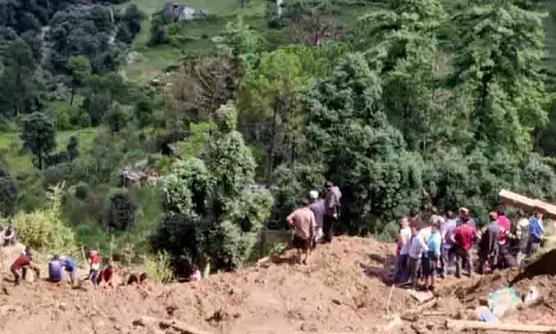 Kinnaur में बादल फटने से कई वाहन बह गए, कई घर क्षतिग्रस्त Kinnaur में बादल फटने से कई वाहन बह गए, कई घर क्षतिग्रस्त