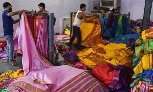 Hyderabad: कांग्रेस शासन में दूसरे साल भी मुफ्त बतुकम्मा साड़ियां नहीं Hyderabad: कांग्रेस शासन में दूसरे साल भी मुफ्त बतुकम्मा साड़ियां नहीं