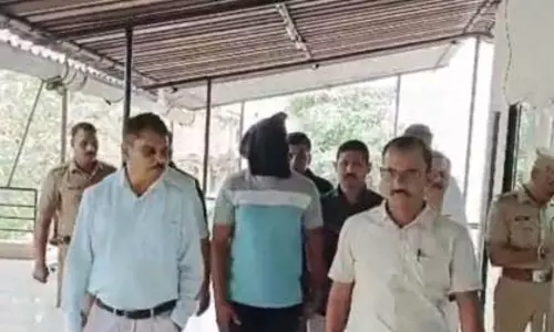 ट्रक ड्राइवर का अपहरण; पूजा खेड़कर के पिता का ड्राइवर गिरफ्तार, माता-पिता फरार ट्रक ड्राइवर का अपहरण; पूजा खेड़कर के पिता का ड्राइवर गिरफ्तार, माता-पिता फरार