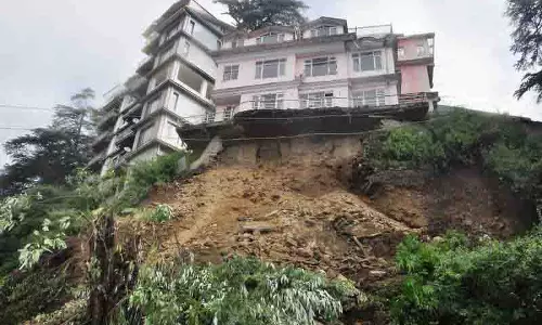 Shimla में सेंट एडवर्ड स्कूल के पास भूस्खलन से यातायात बाधित, घर खतरे में Shimla में सेंट एडवर्ड स्कूल के पास भूस्खलन से यातायात बाधित, घर खतरे में