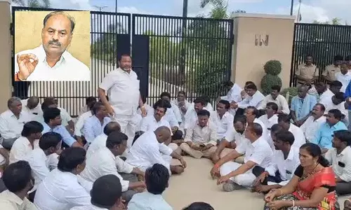 Gadwal विधायक के खिलाफ मूल कांग्रेस नेताओं का विद्रोह.. कलेक्ट्रेट के सामने धरना Gadwal विधायक के खिलाफ मूल कांग्रेस नेताओं का विद्रोह.. कलेक्ट्रेट के सामने धरना