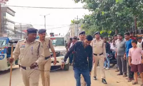 बीरगांव में मामूली एक्सीडेंट से उठा सांप्रदायिक बलवा, देखें VIDEO... बीरगांव में मामूली एक्सीडेंट से उठा सांप्रदायिक बलवा, देखें VIDEO...