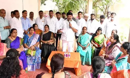पूर्व मंत्री Talasani ने बाढ़ पीड़ितों का समर्थन किया पूर्व मंत्री Talasani ने बाढ़ पीड़ितों का समर्थन किया