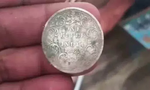 मंदिर जीर्णोद्धार के लिए खुदाई.. ब्रिटिशकालीन चांदी के सिक्के मिले