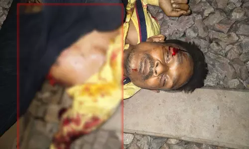 पंडरी ब्रिज के पास रेलवे ट्रैक पर मिली युवक की क्षत-विक्षत लाश, फैली सनसनी पंडरी ब्रिज के पास रेलवे ट्रैक पर मिली युवक की क्षत-विक्षत लाश, फैली सनसनी