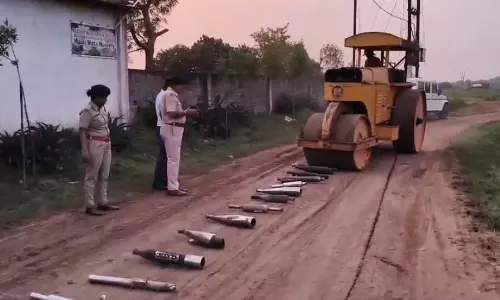 CG: 50 मोडिफाई साइलेंसरों पर पुलिस ने चलाया बुलडोजर CG: 50 मोडिफाई साइलेंसरों पर पुलिस ने चलाया बुलडोजर