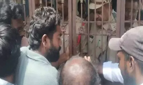 राजन्ना-सिरसिला: मनाला गांव के पास वन भूमि में वनों की कटाई पर ग्रामीणों का हल्ला-बोल, फॉरेस्ट अधिकारी हिरासत में राजन्ना-सिरसिला: मनाला गांव के पास वन भूमि में वनों की कटाई पर ग्रामीणों का हल्ला-बोल, फॉरेस्ट अधिकारी हिरासत में