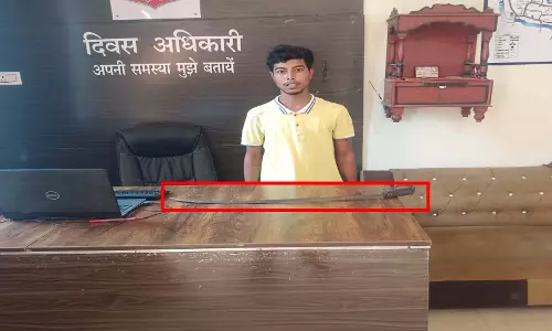सरकंडा पुलिस की बड़ी कार्रवाई, तलवार लहराते बदमाश को गिरफ्तार सरकंडा पुलिस की बड़ी कार्रवाई, तलवार लहराते बदमाश को गिरफ्तार