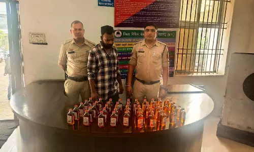 अवैध अंग्रेजी शराब कारोबार का पर्दाफाश, आरोपी गिरफ्तार अवैध अंग्रेजी शराब कारोबार का पर्दाफाश, आरोपी गिरफ्तार
