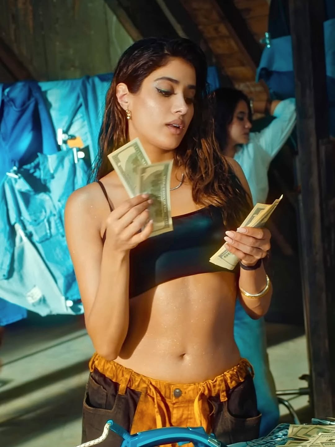 जान्हवी कपूर का ब्लैक हॉट लुक