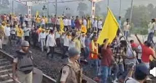 Jharkhand: लोग झंडे-बैनर लेकर रेलवे ट्रैक पर बैठे, कई स्टेशनों पर विरोध प्रदर्शन Jharkhand: लोग झंडे-बैनर लेकर रेलवे ट्रैक पर बैठे, कई स्टेशनों पर विरोध प्रदर्शन