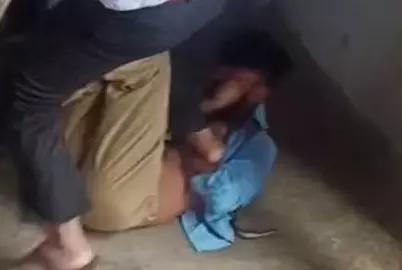 प्रिंसिपल ऑफिस में छात्र के साथ क्रूरता, टीचरों ने मुर्गा बनाया और लात-घूंसे बरसाए प्रिंसिपल ऑफिस में छात्र के साथ क्रूरता, टीचरों ने मुर्गा बनाया और लात-घूंसे बरसाए