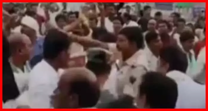 डिबेट शो में अचानक भिड़े कार्यकर्ता, मच गई अफरातफरी डिबेट शो में अचानक भिड़े कार्यकर्ता, मच गई अफरातफरी