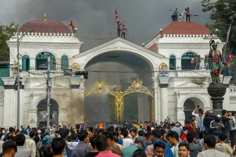 ‘जेन जेड’ समूह ने अपदस्थ प्रधानमंत्री ओली की गिरफ्तारी की मांग की ‘जेन जेड’ समूह ने अपदस्थ प्रधानमंत्री ओली की गिरफ्तारी की मांग की