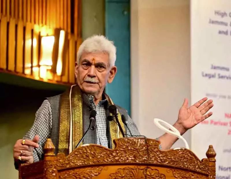 जम्मू-कश्मीर के एलजी ने औद्योगीकरण के लिए व्यापारिक सहयोग मांगा जम्मू-कश्मीर के एलजी ने औद्योगीकरण के लिए व्यापारिक सहयोग मांगा