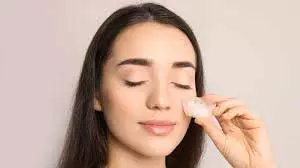 Skin Care Tips: चेहरे पर बर्फ लगाने से मिलते हैं ये कमाल के फायदे Skin Care Tips: चेहरे पर बर्फ लगाने से मिलते हैं ये कमाल के फायदे