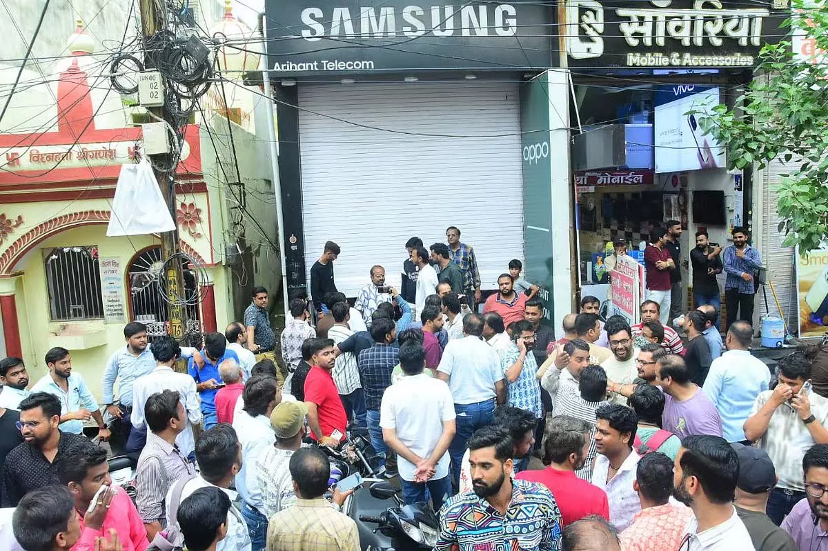 MP : उज्जैन में करीब 30 लाख के मोबाइल फोन चोरी, व्यापारियों ने किया चक्का जाम MP : उज्जैन में करीब 30 लाख के मोबाइल फोन चोरी, व्यापारियों ने किया चक्का जाम