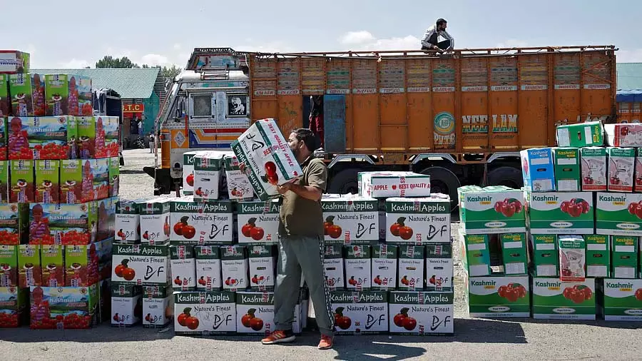 Kashmir : सेब उत्पादकों को भारी नुकसान, राजमार्ग बंद होने से कीमतों में 40% की गिरावट Kashmir : सेब उत्पादकों को भारी नुकसान, राजमार्ग बंद होने से कीमतों में 40% की गिरावट