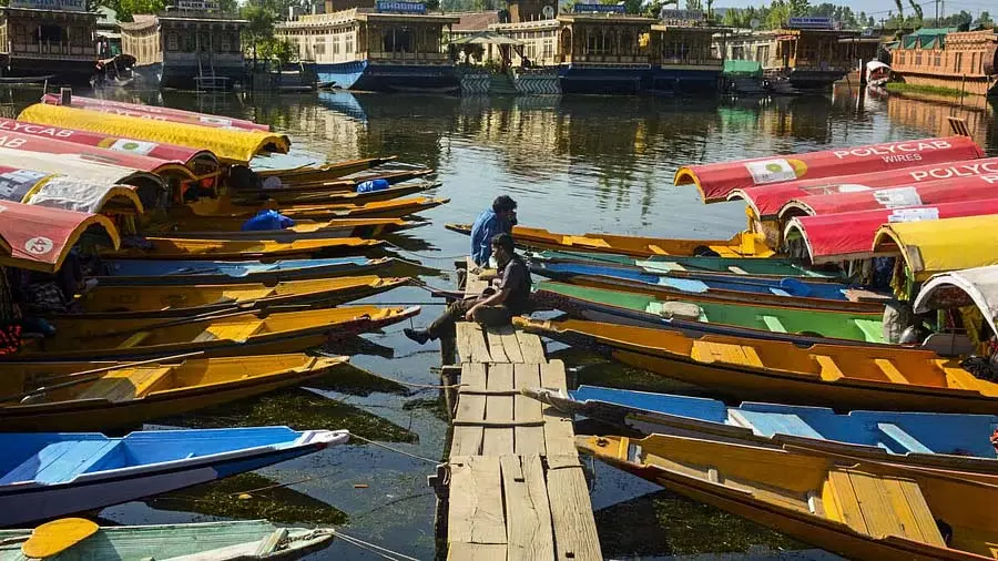 ऑपरेशन सिंदूर के दौरान डल झील में फटे गोले के अवशेष सफाई अभियान के दौरान मिले ऑपरेशन सिंदूर के दौरान डल झील में फटे गोले के अवशेष सफाई अभियान के दौरान मिले