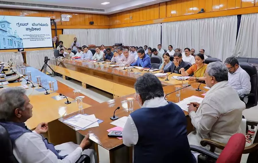 सड़क के गड्ढे: मुख्यमंत्री सिद्धारमैया ने अधिकारियों पर निशाना साधा सड़क के गड्ढे: मुख्यमंत्री सिद्धारमैया ने अधिकारियों पर निशाना साधा