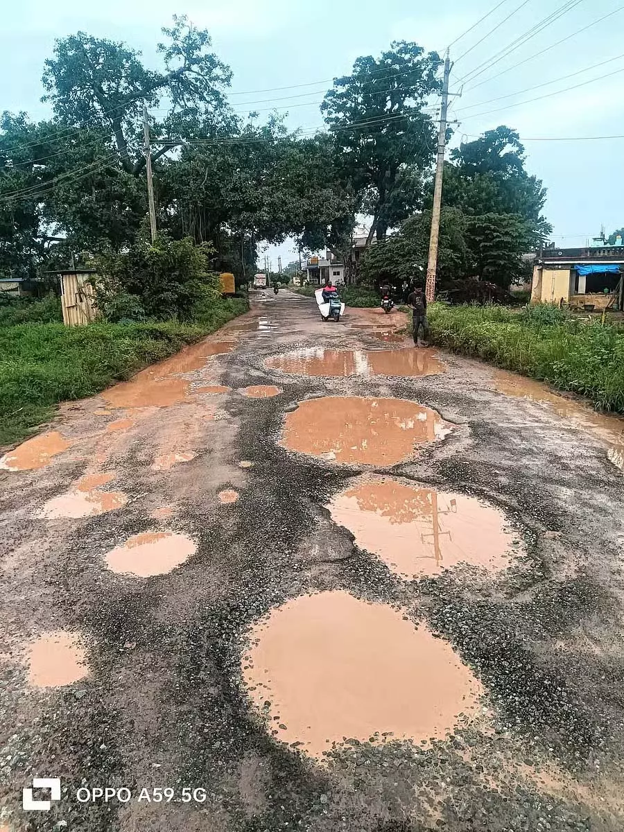 Devanahalli : हवाई अड्डे को जोड़ने वाली सड़क कीचड़ से भरी हुई है Devanahalli : हवाई अड्डे को जोड़ने वाली सड़क कीचड़ से भरी हुई है