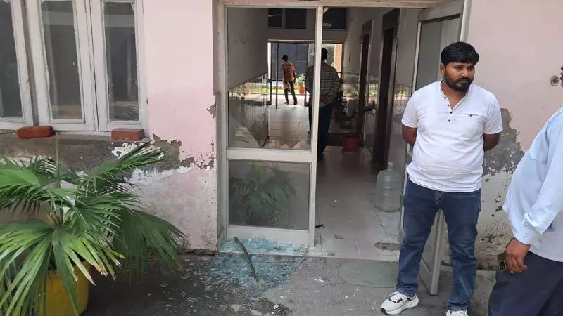 Haryana : नगर निगम अधिकारियों और लोक निर्माण विभाग के कर्मचारियों पर हमला करने के आरोप Haryana : नगर निगम अधिकारियों और लोक निर्माण विभाग के कर्मचारियों पर हमला करने के आरोप