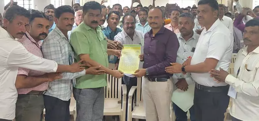 वनवासियों के पक्ष में रुख अपनाएं: रवींद्र नाइक की अपील वनवासियों के पक्ष में रुख अपनाएं: रवींद्र नाइक की अपील