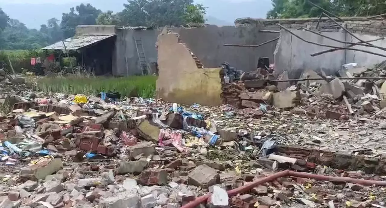 बौध पटाखा गोदाम में बड़ा विस्फोट: एक की मौत, 10 घायल बौध पटाखा गोदाम में बड़ा विस्फोट: एक की मौत, 10 घायल