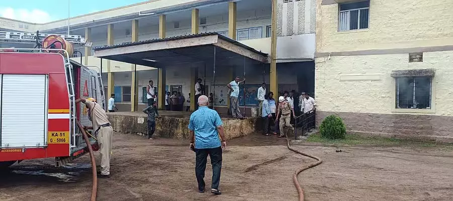 Karnataka : श्री जी.एम. संकपाल स्कूल में आग लगी Karnataka : श्री जी.एम. संकपाल स्कूल में आग लगी