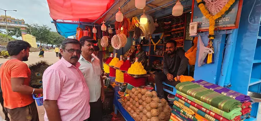 Karnataka : येलम्मा की पहाड़ी पर नवरात्रि उत्सव Karnataka : येलम्मा की पहाड़ी पर नवरात्रि उत्सव