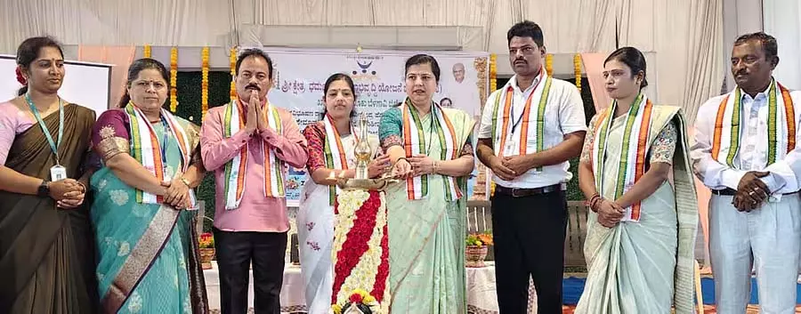 महिलाओं को राजनीति में आना चाहिए: Anjali Nimbalkar महिलाओं को राजनीति में आना चाहिए: Anjali Nimbalkar