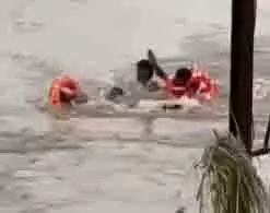 Solapur: महिला को सिना नदी में गिरने के बाद बहादुर युवकों ने बचाया Solapur: महिला को सिना नदी में गिरने के बाद बहादुर युवकों ने बचाया