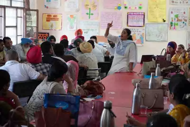 सिर्फ पढ़ाई ही नहीं, Ajnala और रामदास के शिक्षक बच्चों को सदमे से उबरने में भी मदद करेंगे सिर्फ पढ़ाई ही नहीं, Ajnala और रामदास के शिक्षक बच्चों को सदमे से उबरने में भी मदद करेंगे