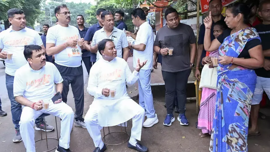 ओडिशा के CM मोहन माझी ने नमो युवा रन 2025 के बाद चाय की दुकान पर स्थानीय लोगों से बातचीत की ओडिशा के CM मोहन माझी ने नमो युवा रन 2025 के बाद चाय की दुकान पर स्थानीय लोगों से बातचीत की