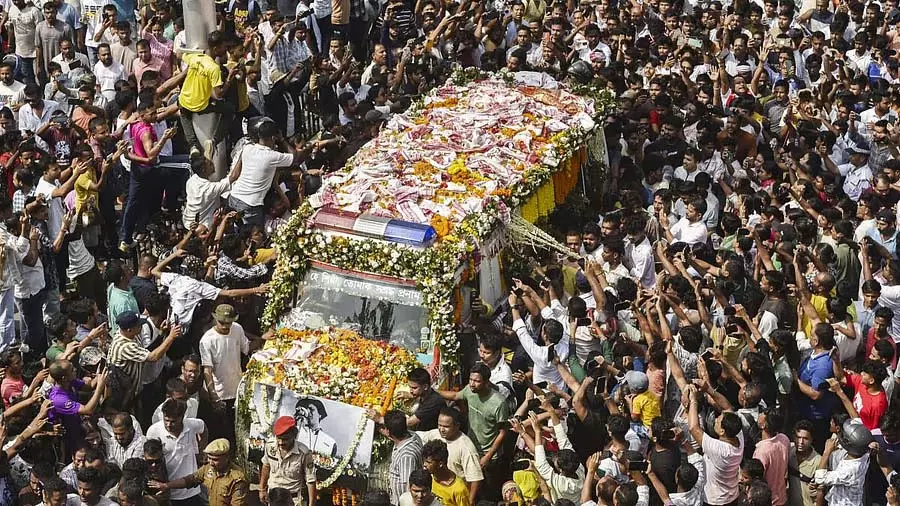 गायक जुबीन गर्ग का पार्थिव शरीर घर के लिए रवाना, अंतिम दर्शन के लिए सड़कों पर उमड़े हजारों लोग गायक जुबीन गर्ग का पार्थिव शरीर घर के लिए रवाना, अंतिम दर्शन के लिए सड़कों पर उमड़े हजारों लोग