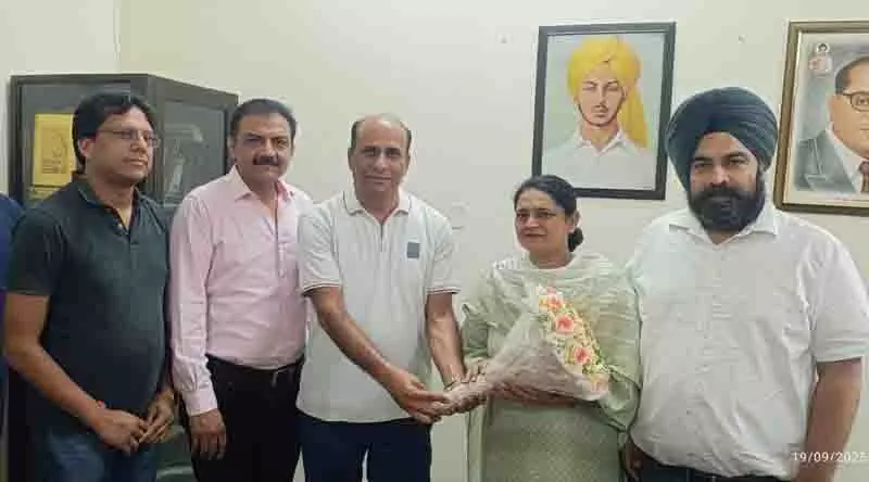 डॉ. सिमरदीप कौर ने फगवाड़ा सिविल अस्पताल में SMO का पदभार संभाला डॉ. सिमरदीप कौर ने फगवाड़ा सिविल अस्पताल में SMO का पदभार संभाला