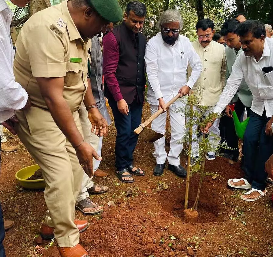 Karnataka : मंत्री ईश्वर खंड्रे ने 30 लाख पौधे लगाने का सुझाव दिया Karnataka : मंत्री ईश्वर खंड्रे ने 30 लाख पौधे लगाने का सुझाव दिया